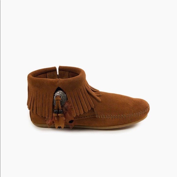 Minnetonka Shoes - Minnetonka Concho Feather Boot 9.5